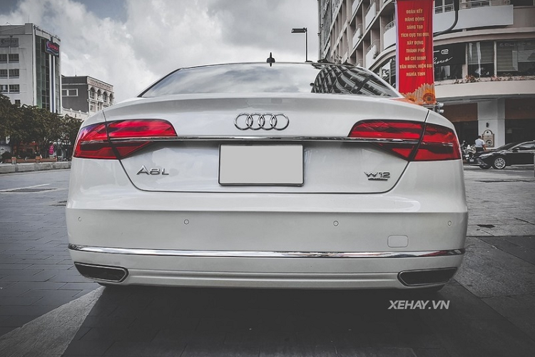 Chiếc xe sang Audi A8L 2013 có ngoại thất màu trắng đi kèm lưới tản nhiệt cỡ lớn đặc trưng của hãng xe sang Đức.