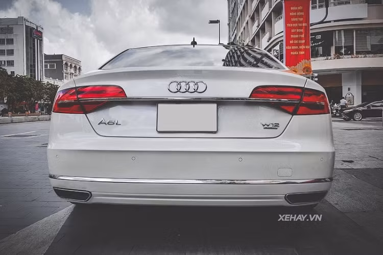 Chiếc xe sang Audi A8L 2013 có ngoại thất màu trắng đi kèm lưới tản nhiệt cỡ lớn đặc trưng của hãng xe sang Đức.