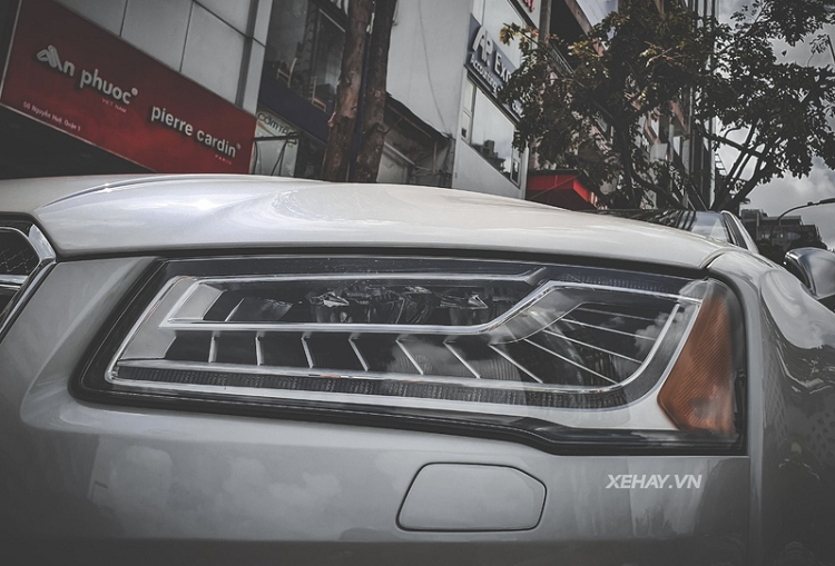 Đối với nội thất, Audi A8 L đời 2013 sở hữu hệ thống đèn chiếu sáng nội thất, điều hòa nhiệt độ tự động lọc không khí, ghế lái chỉnh điện, hàng ghế phía sau có thể gập 60/40, màn hình hiển thị bản đồ định vị, hệ thống kết nối Bluetooth với điện thoại di động, hệ thống âm thanh AM/FM/CD/MP3/WMA, vô-lăng bọc da tích hợp nút điều chỉnh âm lượng...