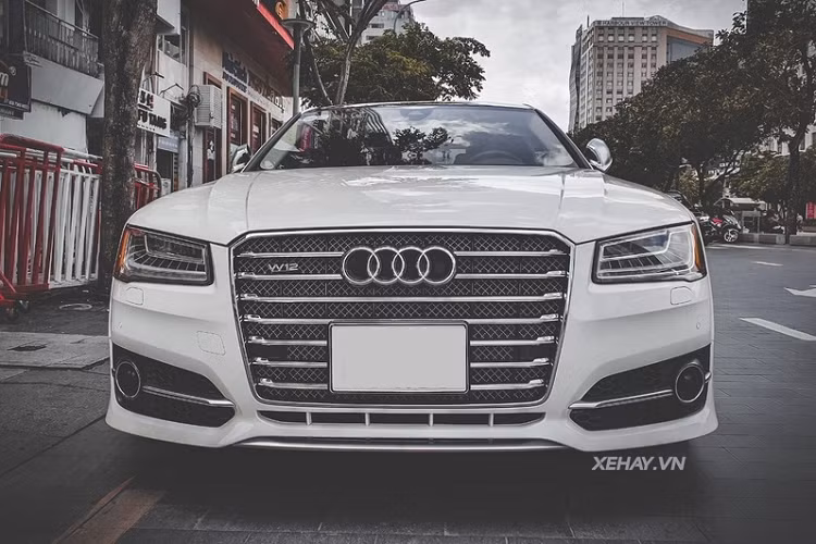 Xe được trang bị đèn pha LED ma trận, đèn chạy ban ngày, đèn sương mù phía trước, kính giảm nhiệt UV và gương chiếu hậu chỉnh điện tích hợp đèn báo rẽ. Đây đều là những tính năng ấn tượng ở thời điểm xe mới ra mắt.