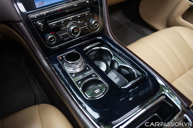 Là phiên bản kéo dài nên hàng ghế sau của chiếc XJL rộng rãi hơn khá nhiều so với phiên bản tiêu chuẩn. Nhờ đó, người ngồi sau có khoảng duỗi chân thoải mái hơn. Cửa gió điều hoà 2 vùng độc lập cho hành khách phía sau.