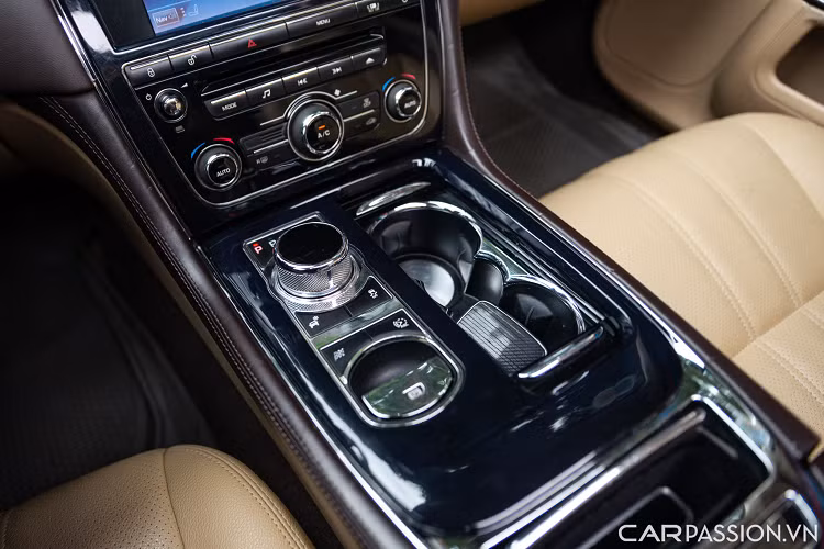 Là phiên bản kéo dài nên hàng ghế sau của chiếc XJL rộng rãi hơn khá nhiều so với phiên bản tiêu chuẩn. Nhờ đó, người ngồi sau có khoảng duỗi chân thoải mái hơn. Cửa gió điều hoà 2 vùng độc lập cho hành khách phía sau.