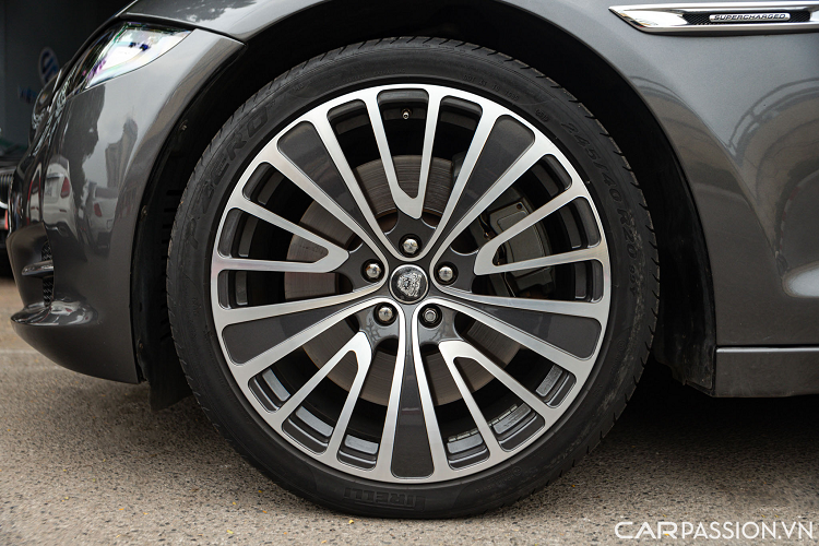 Jaguar XJL sở hữu thông số Dài x Rộng x Cao lần lượt là 5.255 x 1.900 x 1.460 (mm), chiều dài trục cơ sở đạt 3.157 mm. Thân xe nổi bật với bộ lazang đa chấu kích thước 20 inch có thiết kế lạ mắt.