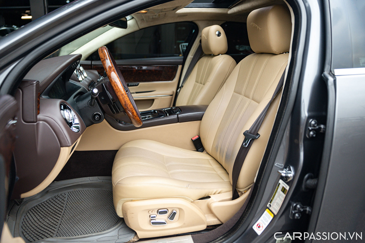 Chính giữa bảng điều khiển của xe là màn hình cảm ứng kích thước 8 inch, phía trên là 2 cửa điều hòa thiết kế ấn tượng đi kèm đồng hồ kim gắn logo XJ bên trong. Hệ thống âm thanh là loại 20 loa tới từ B&amp;W.