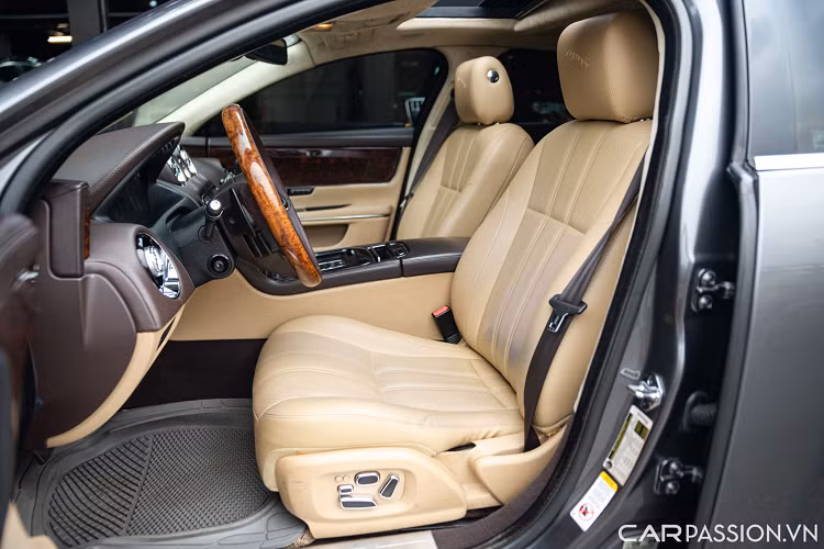 Chính giữa bảng điều khiển của xe là màn hình cảm ứng kích thước 8 inch, phía trên là 2 cửa điều hòa thiết kế ấn tượng đi kèm đồng hồ kim gắn logo XJ bên trong. Hệ thống âm thanh là loại 20 loa tới từ B&amp;W.