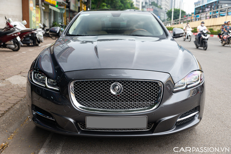 Jaguar XJL có phong cách thiết kế thanh lịch, sang trọng toát lên từ những chi tiết nhỏ nhất, tạo thành đặc trưng riêng. Phía trước xe sở hữu cụm lưới tản nhiệt làm từ kim loại mạ chrome đặc trưng trên những mẫu xe Jaguar.