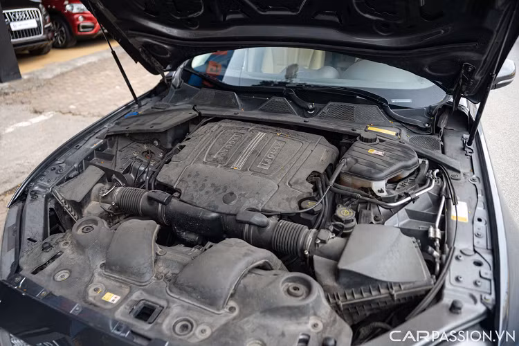 Một số trang bị an toàn nổi trội của XJL như cảnh báo chuyển làn, hỗ trợ bám làn đường, giám sát tình trạng người lái, ga tự động thông minh, hỗ trợ dừng đỗ xe, kiểm soát khoảng cách đỗ xe 360 độ, hỗ trợ lùi xe, camera toàn cảnh,...