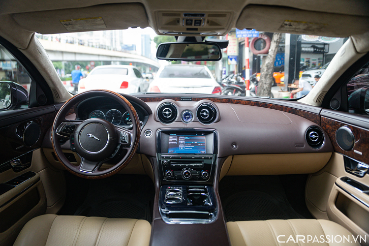 Một điểm đặc biệt trên mẫu XJL này đó là nút bấm mở cốp được đặt ở phía dưới đèn hậu bên phải, thay vì đặt ở vị trí trung tâm như các mẫu xe khác. Nội thất của Jaguar XJL nổi bật với chất liệu da bọc cao cấp, vô-lăng và thành cửa được ốp gỗ tinh tế.