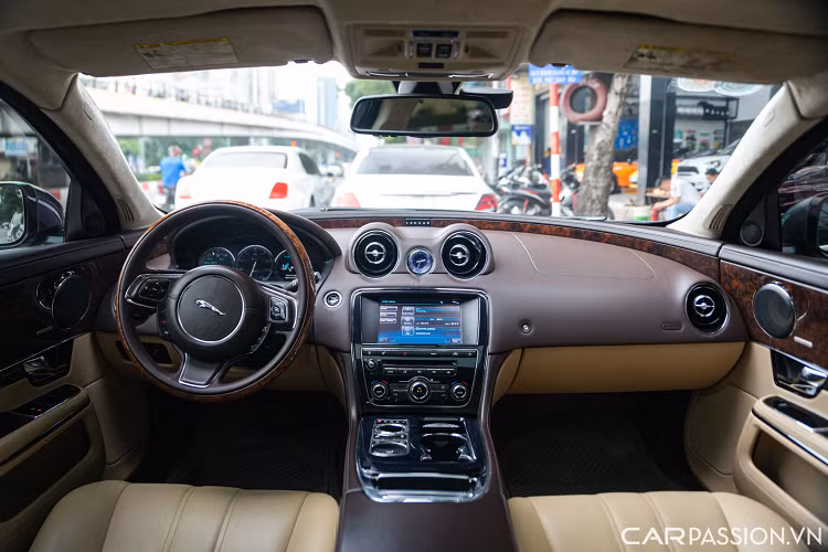 Một điểm đặc biệt trên mẫu XJL này đó là nút bấm mở cốp được đặt ở phía dưới đèn hậu bên phải, thay vì đặt ở vị trí trung tâm như các mẫu xe khác. Nội thất của Jaguar XJL nổi bật với chất liệu da bọc cao cấp, vô-lăng và thành cửa được ốp gỗ tinh tế.