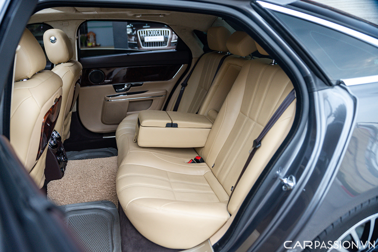 Sau 12 năm sử dụng, chất lượng da ghế của xe vẫn còn tương đối ổn tuy không còn quá mới. Hệ thống sưởi và massage vẫn còn hoạt động tốt. Toàn bộ ghế ngồi đều được bọc da cao cấp màu be, ghế lái có khả năng chỉnh điện 14 hướng, 3 tùy chọn nhớ vị trí.