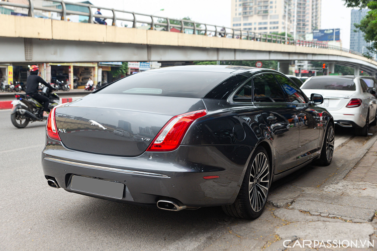 Jaguar XJL Supercharged 2011 tại Việt Nam sử dụng động cơ V8 5 lít, kết hợp cùng hộp số tự động 6 cấp cho công suất cực đại 510 mã lực tại vòng tua 6.000 vòng/phút, mô men xoắn cực đại đạt 575 Nm tại 2.500 vòng/phút.