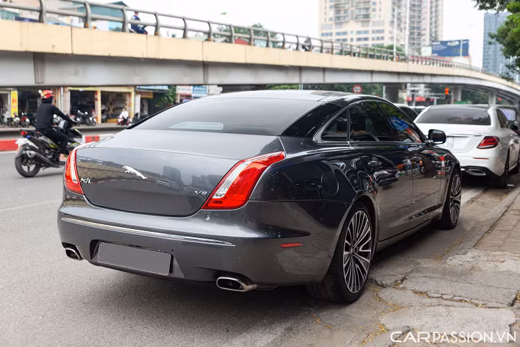 Jaguar XJL Supercharged 2011 tại Việt Nam sử dụng động cơ V8 5 lít, kết hợp cùng hộp số tự động 6 cấp cho công suất cực đại 510 mã lực tại vòng tua 6.000 vòng/phút, mô men xoắn cực đại đạt 575 Nm tại 2.500 vòng/phút.
