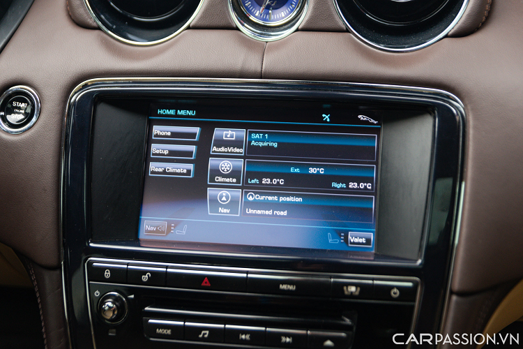 Vô-lăng trên Jaguar XJL là loại 3 chấu bọc da viền ốp gỗ tích hợp khá nhiều phím chức năng xử lý nhanh hỗ trợ người lái. Phía sau là bảng đồng hồ điện tử hiển thị thông số của xe có kích thước 12 inch.