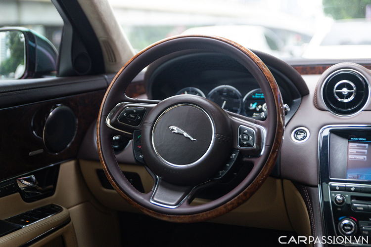 XJL có thiết kế khoang hành khách rộng rãi với chiều dài cơ sở vào hàng bậc nhất trong phân khúc. Ngoài ra, xe cũng lắp đặt cửa sổ trời kép phía trên, cho phép không gian mở ra khi cần thiết, tăng cường trải nghiệm sang trọng cho người dùng.