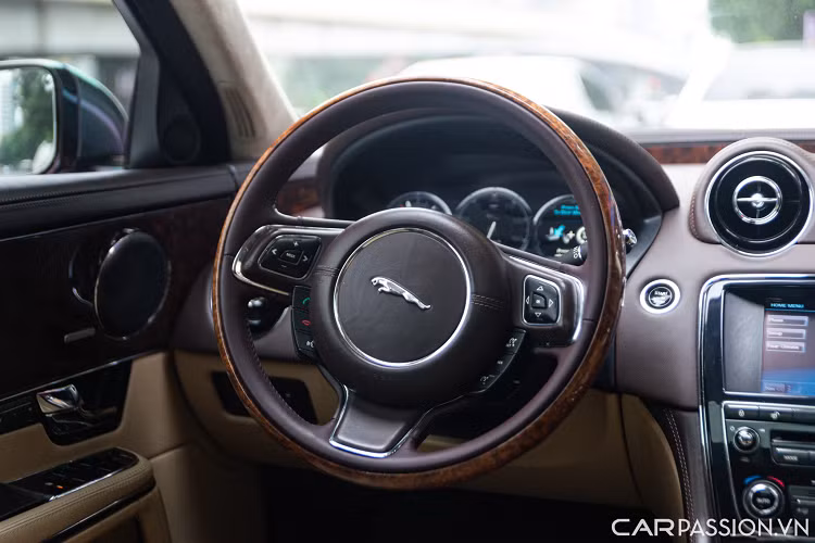 XJL có thiết kế khoang hành khách rộng rãi với chiều dài cơ sở vào hàng bậc nhất trong phân khúc. Ngoài ra, xe cũng lắp đặt cửa sổ trời kép phía trên, cho phép không gian mở ra khi cần thiết, tăng cường trải nghiệm sang trọng cho người dùng.