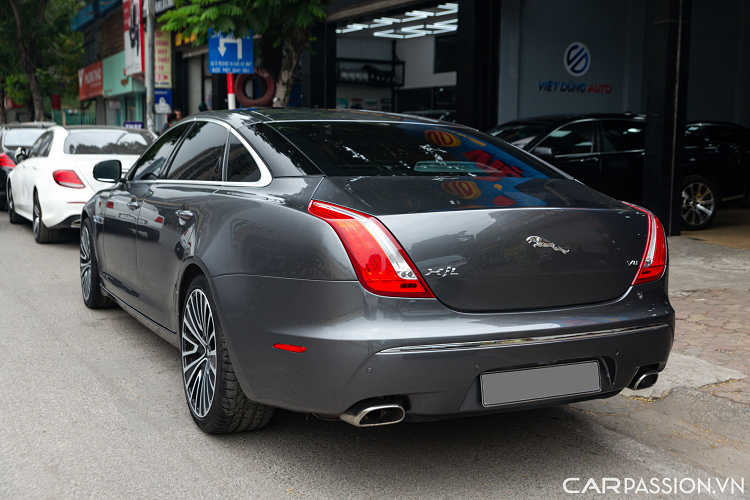 Mới đây, một chiếc Jaguar XJL đời 2011 thuộc phiên bản cao cấp nhất Supercharged sử dụng động cơ V8 5.0 lít đã được chào bán với mức giá hơn 1,3 tỷ đồng tại showroom xe sang cũ ở Hà Nội. Hiện ODO của xe đang dừng lại ở con số hơn 12 vạn km.