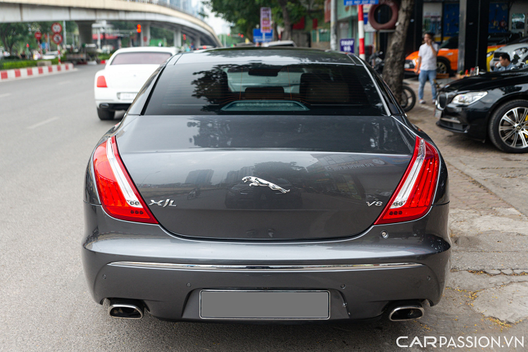 Gương chiếu hậu được sơn cùng màu thân xe, hỗ trợ chỉnh điện, gập điện và tích hợp đèn báo rẽ. Đuôi xe có thiết kế bo tròn đầy cuốn hút. Cụm đèn hậu dạng LED đặt dọc, logo báo đốm gắn chính giữa, hệ thống ống xả đơn có chụp làm từ kim loại mạ chrome sáng.