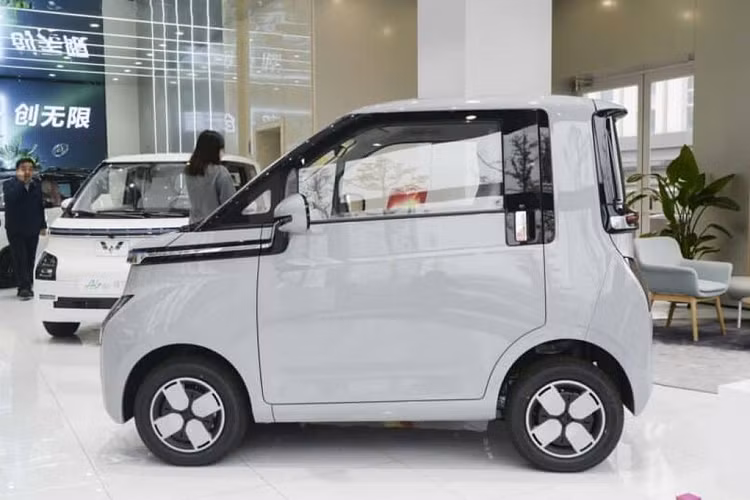 Là chiếc xe hơi toàn cầu đầu tiên của thương hiệu, Wuling Air EV 2022 chạy điện sẽ được xuất khẩu sang Ai Cập và Ấn Độ vào cuối năm nay. Chiếc ôtô điện mini này được cung cấp với 4 phiên bản, 2 kiểu thân xe khác nhau, một phiên bản ngắn chỉ có 2 chỗ ngồi và một phiên bản trục cơ sở dài hơn với 4 chỗ ngồi.