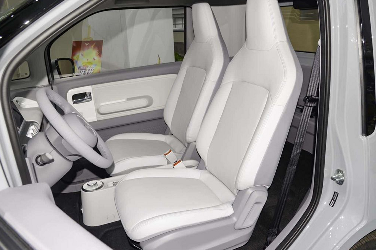 Điểm nhấn về ngoại thất của Wuling Air ev 2022 đó là dải đèn LED định vị ban ngày vắt ngang đầu xe. Bao quanh dải đèn này là nẹp mạ crôm kéo dài đến tận ốp gương ngoại thất. Bên dưới dải đèn LED định vị ban ngày là cổng sạc của xe với nắp tích hợp logo có thể phát sáng của thương hiệu Wuling.