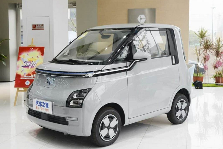 Vừa qua, SAIC-GM-Wuling (SGMW) đã chính thức ra mắt mẫu xe điện Wuling Air ev 2022 mới với mức giá khởi điểm từ 9.700 – 11.860 USD (khoảng 228 triệu – 279 triệu đồng). Wuling Air ev được giới thiệu lần đầu tiên tại Trung Quốc vào ngày 2/11. Kể từ khi ra mắt, Wuling Air ev 2022 đã thu về hơn 4.000 đơn đặt hàng