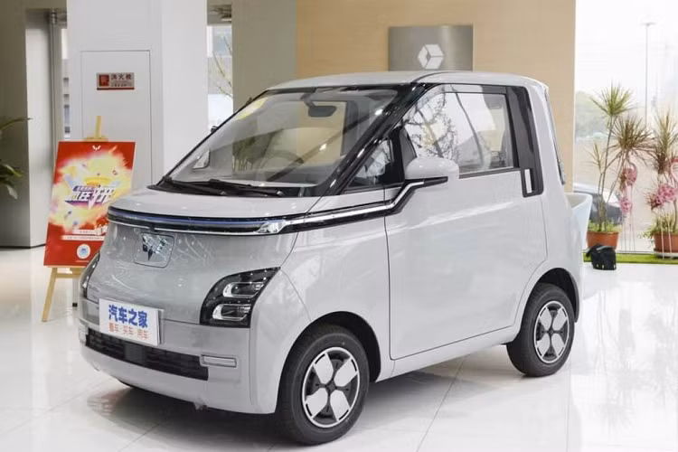 Vừa qua, SAIC-GM-Wuling (SGMW) đã chính thức ra mắt mẫu xe điện Wuling Air ev 2022 mới với mức giá khởi điểm từ 9.700 – 11.860 USD (khoảng 228 triệu – 279 triệu đồng). Wuling Air ev được giới thiệu lần đầu tiên tại Trung Quốc vào ngày 2/11. Kể từ khi ra mắt, Wuling Air ev 2022 đã thu về hơn 4.000 đơn đặt hàng