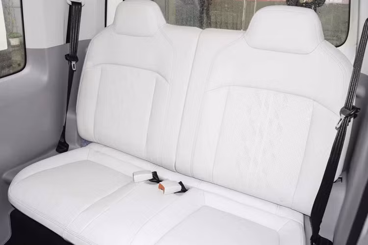 Trang bị nổi bật không thể không nhắc đến trong khoang cabin của Air ev 2022 chính là màn hình kép 10,25 inch với hệ điều hành Ling của riêng Wuling. Đáng chú ý, Wuling còn phát triển một ứng dụng để chủ xe kiểm tra tình trạng của xe, khởi động xe từ xa và thậm chí thực hiện nhiều thao tác từ xa khác nhau như nâng cửa sổ hoặc điều khiển điều hòa.