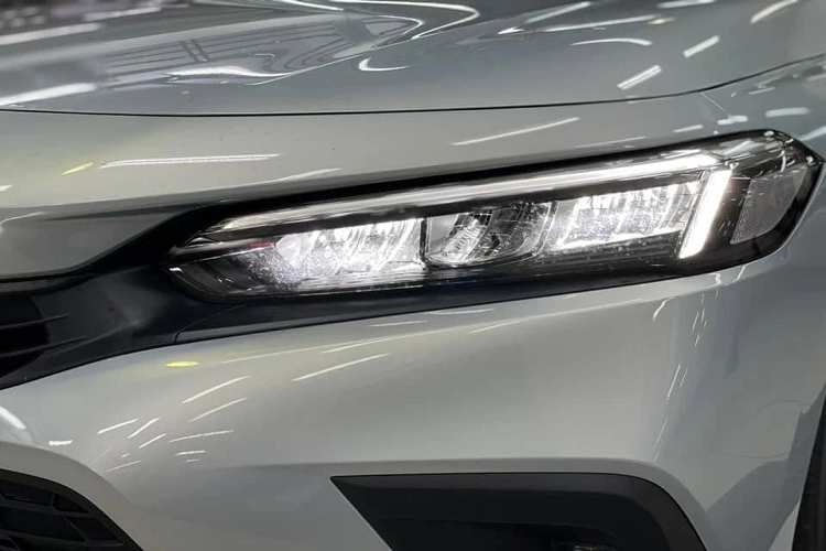 Về trang bị ngoại thất, phiên bản này được trang bị hệ thống đèn full LED tích hợp tính năng tự động bật/tắt và điều chỉnh góc chiếu ở đèn pha, cùng với đó là bộ mâm hợp kim 17 inch 2 tông màu. Tuy rằng không thể thao như mâm 18 inch trên bản RS nhưng nhìn chung vẫn đủ bắt mắt.