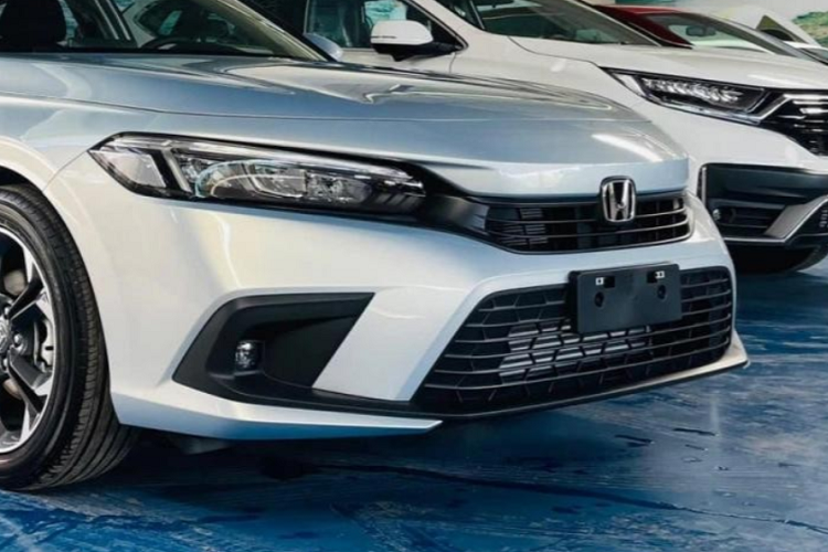 Cụ thể, hệ thống này gồm: phanh giảm thiểu va chạm CMBS, đèn pha thích ứng tự động AHB, kiểm soát hành trình thích ứng bao gồm dải tốc độ thấp, hỗ trợ giữ làn đường LKAS, giảm thiểu lệch làn đường RDM, hệ thống thông báo xe phía trước khởi hành LCDN. Tất nhiên, bản RS vẫn có trang bị nhỉnh hơn như hệ thống camera quan sát làn đường Lane Watch và 6 túi khí. 