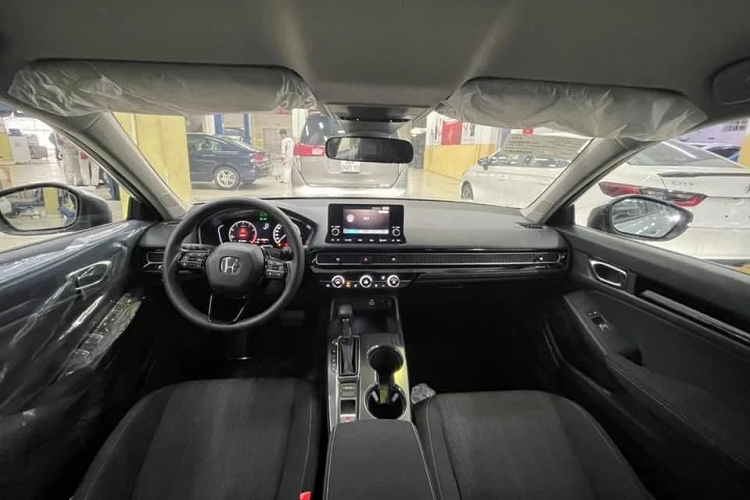 Bước vào bên trong, nội thất của mẫu xe Honda Civic G 2022 sẽ có điểm mà người dùng phải đánh đổi, đó chính là vô lăng không được bọc da, ghế ngồi cũng chỉ là loại nỉ chứ không phải da như đời cũ.