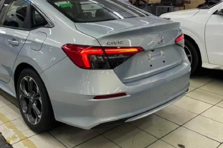 Bù lại, Honda Civic G 2022 giá mềm vẫn có phanh tay điện tử, đề nổ từ xa và đặc biệt là gói công nghệ Honda Sensing – điểm hấp dẫn nhất ở lần nâng cấp lên thế hệ mới này.