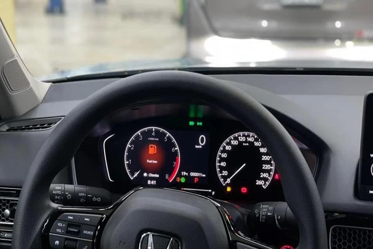 Các trang bị tiện nghi của bản G cũng có nhiều điểm thua kém với bản RS như cụm đồng hồ nửa analog nữa điện tử với màn 7 inch, màn hình giải trí trung tâm 7 inch, hệ thống âm thanh 8 loa thường, ghế lái chỉnh cơ, điều hòa tự động 1 vùng tích hợp cửa gió cho hàng ghế sau.