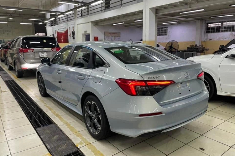 Về khả năng vận hành, cả 3 phiên bản của Honda Civic 2022 đều được trang bị động cơ xăng, tăng áp, dung tích 1.5L cho công suất tối đa 178 mã lực cùng mô-men xoắn cực đại đạt 240 Nm. Trang bị hộp số là loại vô cấp CVT, đi kèm hệ dẫn động cầu trước.