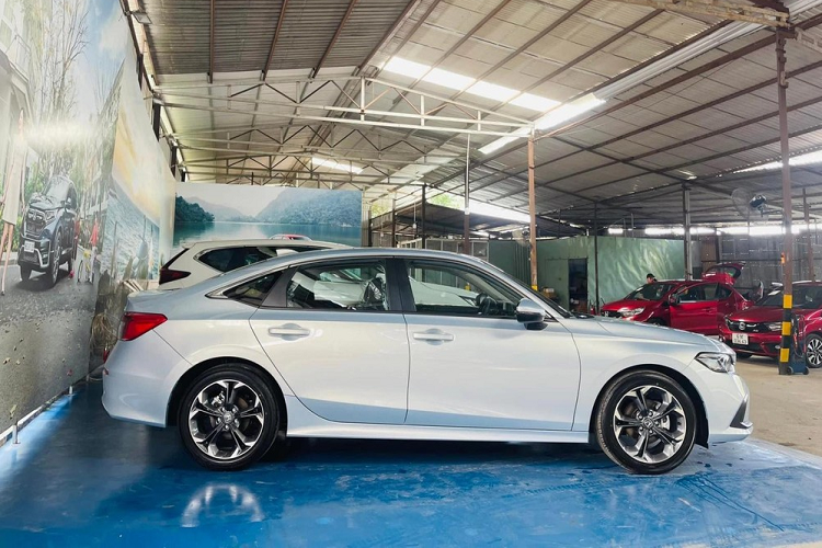 So với đời cũ, phiên bản G của Honda Civic 2022 có giá bán thấp hơn 19 triệu đồng nhưng lại có màu sơn Morning Mist Blue Metallic độc quyền. Xe có kích thước tổng thể (D x R x C) là 4.678 x 1.802 x 1.415 mm, cùng với đó là chiều dài cơ sở lên tới 2.735 mm.