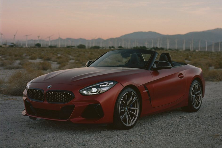 BMW Z4 gây ấn tượng với thiết kế dài, đi kèm những hốc gió cỡ lớn cùng với bộ mâm đồ sộ 5 chấu kép. Ở hai bên hông xe là đường gân chạy từ hốc bánh trước đến đuôi phía sau, mang đến cái nhìn năng động, thể thao. Trong khi ở phía sau, gương chiếu hậu, đến đèn hậu đều được thiết kế rất mảnh. Điểm nhấn ở đuôi xe là hai hốc gió cỡ lớn và bộ khuếch tán gió sau bằng vật liệu sợi carbon, đi cùng cặp ống xả hình khối.