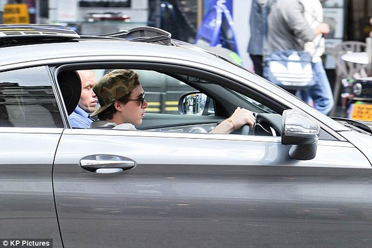  2. Jeep Wrangler Safari: 33.795 USD (khoảngb 776 triệu đồng) Jeep Wrangler Safari là một trong những chiếc xe đầu tiên mà Brooklyn cầm lái khi bước sang tuổi 17. Ttại Anh, 17 là độ tuổi được phép dùng bằng lái xe tạm thời. Đây không phải là chiếc xe quá đắt tiền thế nhưng vào thời điểm đó, với một thanh niên mới 17 tuổi như Brooklyn thì việc sở hữu 2 chiếc ô tô (bao gồm cả Mercedes C-Class Coupe) đã là "hơn bạn hơn bè" rất nhiều