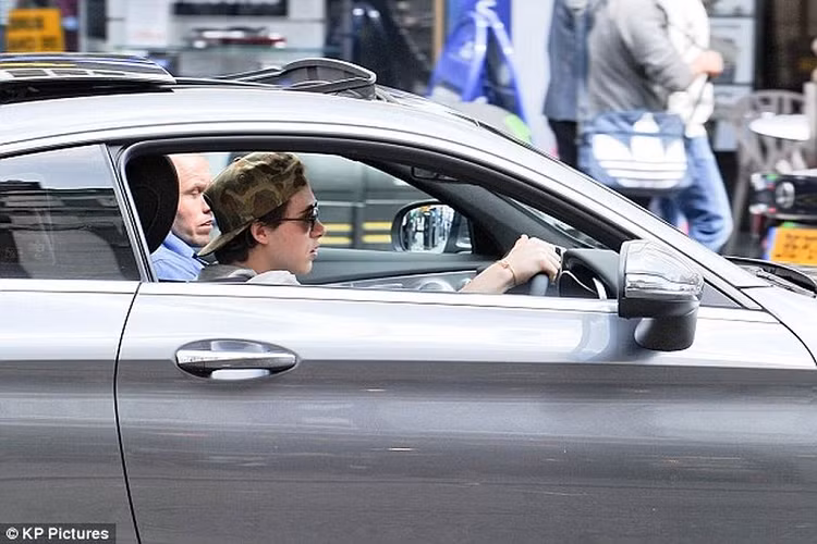  2. Jeep Wrangler Safari: 33.795 USD (khoảngb 776 triệu đồng) Jeep Wrangler Safari là một trong những chiếc xe đầu tiên mà Brooklyn cầm lái khi bước sang tuổi 17. Ttại Anh, 17 là độ tuổi được phép dùng bằng lái xe tạm thời. Đây không phải là chiếc xe quá đắt tiền thế nhưng vào thời điểm đó, với một thanh niên mới 17 tuổi như Brooklyn thì việc sở hữu 2 chiếc ô tô (bao gồm cả Mercedes C-Class Coupe) đã là "hơn bạn hơn bè" rất nhiều