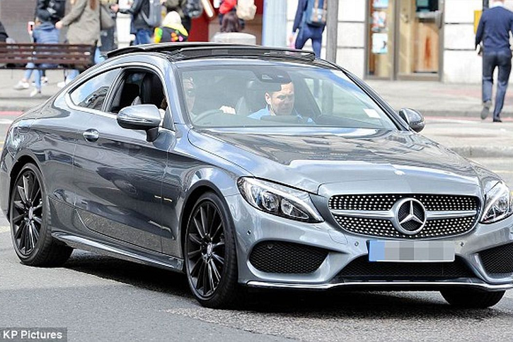 Mercedes C-Class Coupe mang thiết kế hiện đại, sang trọng. Lưới tản nhiệt dạng kim cương, cản trước theo phong cách các mẫu xe sang có hiệu năng cao của AMG. Ngoại thất thể thao, mạnh mẽ hơn với nắp ca-pô dài, kính chắn gió và mui vuốt ngược về sau, cửa xe rộng… . Xe có thể tăng tốc từ 0 km/h đến 100 km/h trong khoảng 6,7 giây.