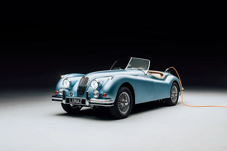  6. Jaguar XK140: 500.000 USD (khoảng 11,4 tỷ đồng) Lấy cảm hứng từ chiếc xe Jaguar E-Type Zero trong đám cưới của Hoàng tử Harry và Meghan Markle, vợ chồng siêu cầu thủ đã chọn quà cưới cho con trai và con dâu mới của họ là chiếc Jaguar XK140 có giá 500.000 USD. Jaguar XK140 được làm bởi đội thợ gồm 120 người trong hàng nghìn giờ tại xưởng của Lunaz ở Silverstone, Anh và loại bỏ các động cơ gây ô nhiễm môi trường.