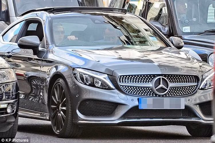  1. Mercedes C-Class Coupe: 47.559 USD - 102.667 USD (khoảng 1,09 tỷ – 2,36 tỷ đổng) Cánh săn ảnh đã không ít lần bắt gặp Brooklyn cầm lái Mercedes C-Class Coupe này chạy trên đường phố London. Đây là món quà mà cha David tặng con trai, sau khi Brooklyn vượt qua bài thi lái xe.