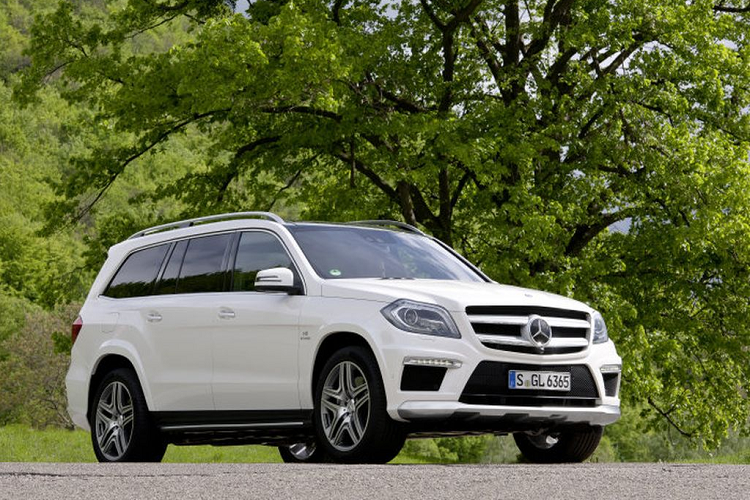  5. Mercedes-Benz GL 63: 134.000 USD (khoảng 3,08 tỷ đồng) Được xếp vào dòng SUV gia đình 7 chỗ có kích cỡ full-size, Mercedes-Benz GL63 của Brooklyn Beckham được xây dựng trên dòng GL-Class hàng đầu của hãng xe Đức. Mercedes-Benz GL63 mang trên mình những “vũ khí” sức mạnh, đậm tính thể thao và tốc độ. 