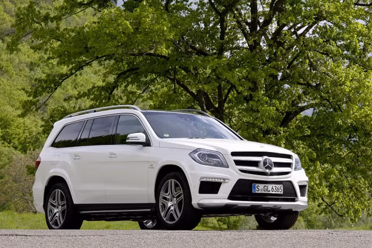  5. Mercedes-Benz GL 63: 134.000 USD (khoảng 3,08 tỷ đồng) Được xếp vào dòng SUV gia đình 7 chỗ có kích cỡ full-size, Mercedes-Benz GL63 của Brooklyn Beckham được xây dựng trên dòng GL-Class hàng đầu của hãng xe Đức. Mercedes-Benz GL63 mang trên mình những “vũ khí” sức mạnh, đậm tính thể thao và tốc độ. 