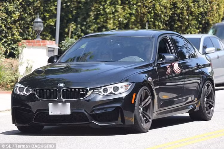  4. BMW Z4: 50.000 USD (khoảng 1,15 tỷ đồng) Vì có mối quan hệ trong công việc với BMW nên Brooklyn có cơ hội gặp gỡ những nhà sản xuất ô tô yêu thích của mình. Chia sẻ với tạp chí GQ về chiếc Z4, Brooklyn cho hay đây là mẫu xe đơn giản nhất anh từng thấy. "Nó quá nhanh. Tôi đã đến Munich (Đức) và gặp những người thiết kế nó. Họ cho tôi chiêm ngưỡng toàn bộ quá trình sản xuất, từ đầu đến cuối".