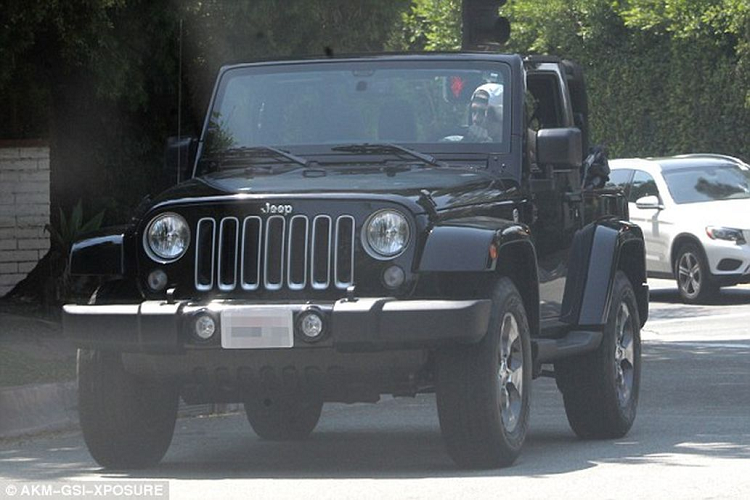 Jeep Wrangler Unlimited Sahara là một mẫu xe sở hữu thiết kế “chất chơi”, hầm hố. Đây là một sự lựa chọn đáng cân nhắc dành cho những người yêu thích các mẫu xe địa hình. Ngoài ra, Jeep Wrangler Safari còn cung cấp khá nhiều tuỳ chọn cho người mua và mang đến cho người lái cảm giác phấn khích khi điều khiển.