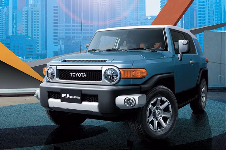 Với chiều dài cơ sở ngắn, chỉ 2.690 mm, Toyota FJ Cruiser có khả năng vượt địa hình tốt. Nguồn cung cấp sức mạnh cho Toyota FJ Cruiser là động cơ xăng V6, dung tích 4.0L, tạo ra công suất tối đa 270 mã lực và mô-men xoắn cực đại 380 Nm. Sức mạnh được truyền tới cả 4 bánh thông qua hộp số tự động 5 cấp với hộp truyền động hoặc hộp số sàn 6 cấp với khóa vi sai trung tâm theo phong cách Torsen.