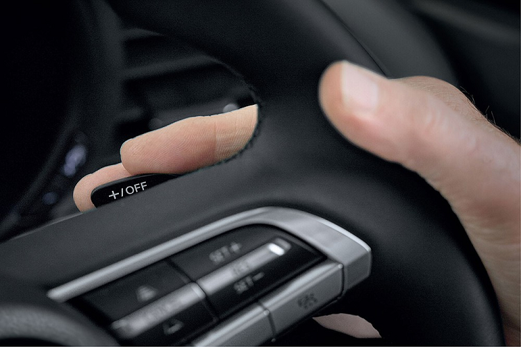 Cụ thể, bản tiêu chuẩn của Mazda3 2022 tại Thái Lan có thêm những trang bị như đèn pha LED tự động điều chỉnh góc chiếu, dải đèn LED định vị ban ngày, đèn hậu LED, cảm biến khoảng cách phía sau và camera lùi.