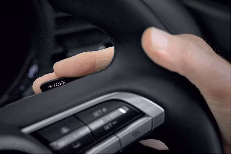 Cụ thể, bản tiêu chuẩn của Mazda3 2022 tại Thái Lan có thêm những trang bị như đèn pha LED tự động điều chỉnh góc chiếu, dải đèn LED định vị ban ngày, đèn hậu LED, cảm biến khoảng cách phía sau và camera lùi.