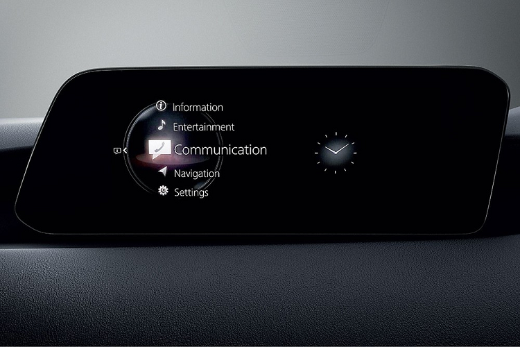 Bản 2.0S tạo sự khác biệt bằng những chi tiết nội thất màu bạc, hệ thống điều hòa tự động 2 vùng, cửa gió điều hòa dành cho hàng ghế sau và bộ vành hợp kim 18 inch. Cao cấp nhất là bản 2.0 SP với gương chiếu hậu chống chói, hệ thống âm thanh Bose 12 loa và camera 360 độ.