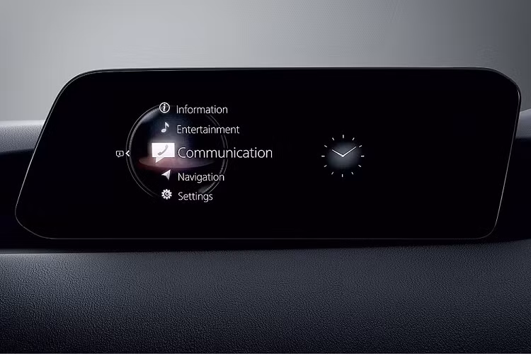 Bản 2.0S tạo sự khác biệt bằng những chi tiết nội thất màu bạc, hệ thống điều hòa tự động 2 vùng, cửa gió điều hòa dành cho hàng ghế sau và bộ vành hợp kim 18 inch. Cao cấp nhất là bản 2.0 SP với gương chiếu hậu chống chói, hệ thống âm thanh Bose 12 loa và camera 360 độ.