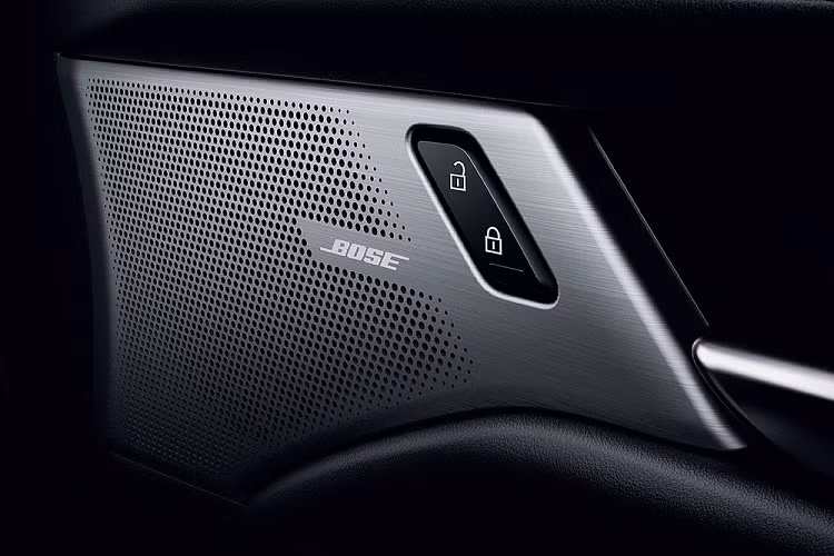 Cuối cùng là gói công nghệ an toàn chủ động i-ACTIVSENSE, bao gồm những tính năng như hệ thống phát hiện điểm mù, cảnh báo phương tiện cắt ngang khi lùi, phanh tránh va chạm khi lùi, đèn pha thích ứng, cảnh báo mất tập trung cho người lái, hỗ trợ giữ làn đường, cảnh báo chuyển làn đường, hệ thống kiểm soát hành trình tích hợp radar và cảnh báo va chạm phía trước đi kèm hỗ trợ phanh tự động.