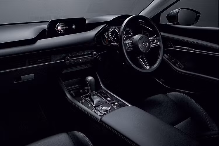 Bên trong xe, Mazda3 2022 có những trang bị tiêu chuẩn như bảng đồng hồ với màn hình màu LCD, màn hình thông tin giải trí dạng cảm ứng 8,8 inch và phanh tay điện tử tích hợp tự động giữ phanh tạm thời.